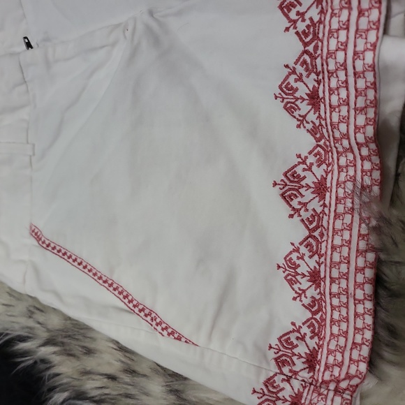 WOMENS ARTISAN NY SHORTS WHITE WITH RED EMBROIDERED DETAILS SIZE 4 - Picture 3 of 6